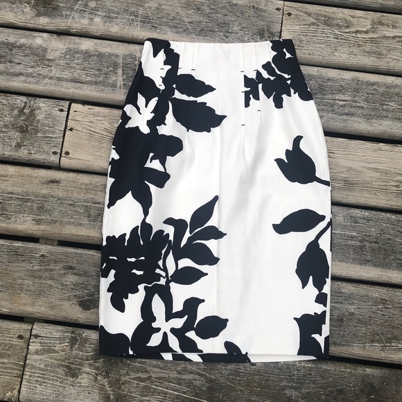 Elie Tahari 2piece Skirt and Jacket Suit - Picture 2 of 12